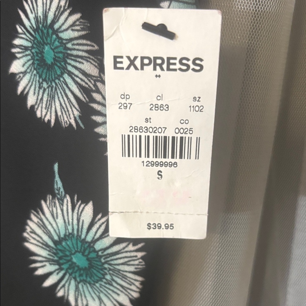 Express Black Floral V Neck Tank Top Size S NWT Spaghetti Strap Keyhole Back - Picture 2 of 3